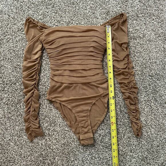 Princess Polly Delaney tan ruched mesh off-the-shoulder long sleeve bodysuit 2 - Picture 7 of 8
